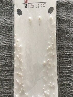 NWT women’s faux pearl necklace and earring set great for weddings or evening ou